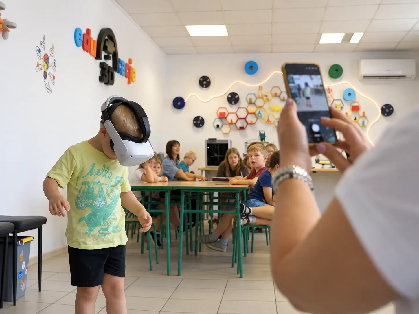 Chłopiec w goglach VR w sali zajęć