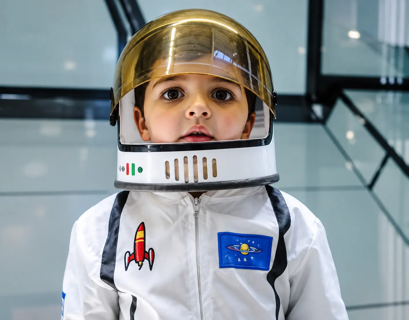 Chłopiec w kasku i stroju astronauty