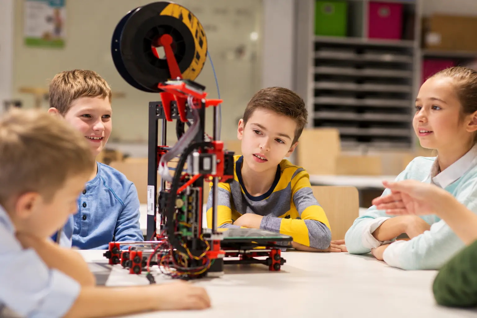 Dwóch chłopców przy drukarce 3D na zajęciach